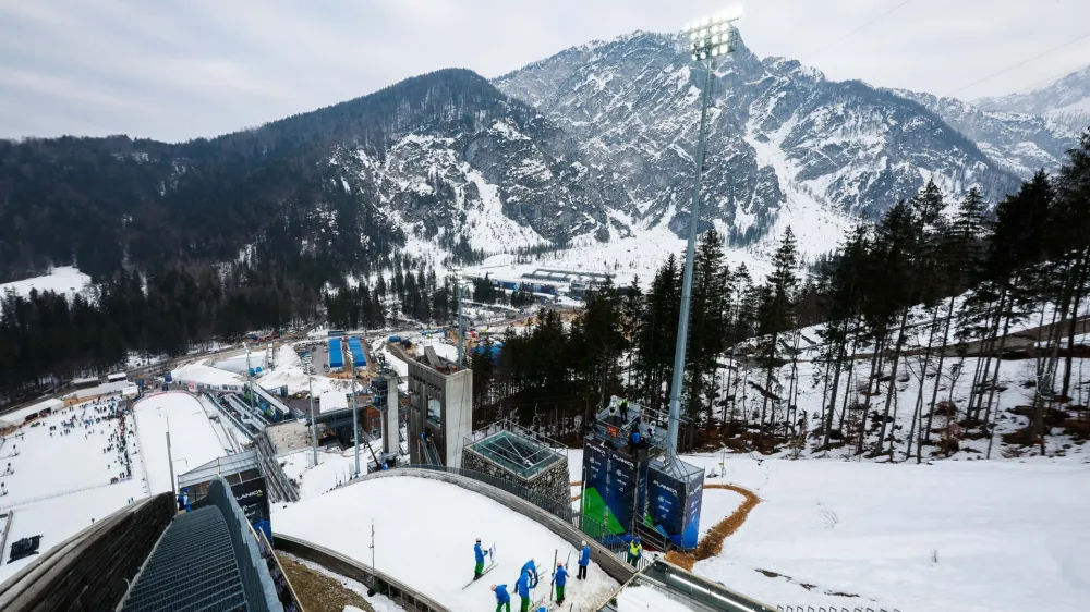 Planica.<br>Svetovno prvenstvo v nordijskih disciplinah v Planici.<br>Tekma smucarskih skakalk na srednji skakalnici.