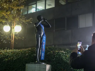 RTV Slovenija kip deček s pi&scaron;čalko- 27.11.2022 &ndash; Referendumi 2022 &ndash; glasovanje o treh zakonodajnih referendumih, in sicer o&nbsp;noveli Zakona o vladi, noveli Zakona o dolgotrajni oskrbi in noveli Zakona o Radioteleviziji Slovenija&nbsp;&nbsp;//FOTO: Luka Cjuha