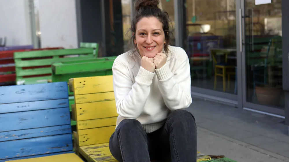 Ur&scaron;ka Djukić, slovenska režiserka, je v petek v Parizu ob mnogih prej&scaron;njih nagradah za film Babičino seksualno življenje prejela &scaron;e nagrado cezar.&nbsp;