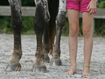 Trener je dekleti zlorabljal, ko sta bili še v zgodnjih najstniških letih, otroških. 