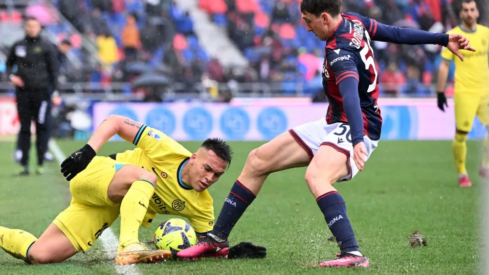 Soccer Football - Serie A - Bologna v Inter Milan - Stadio Renato Dall'Ara, Bologna, Italy - February 26, 2023 Inter Milan's Lautaro Martinez in action with Bologna's Andrea Cambiaso REUTERS/Alberto Lingria