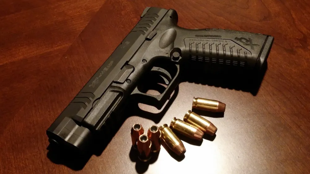 Pi&scaron;tola. simbolična fotografija.