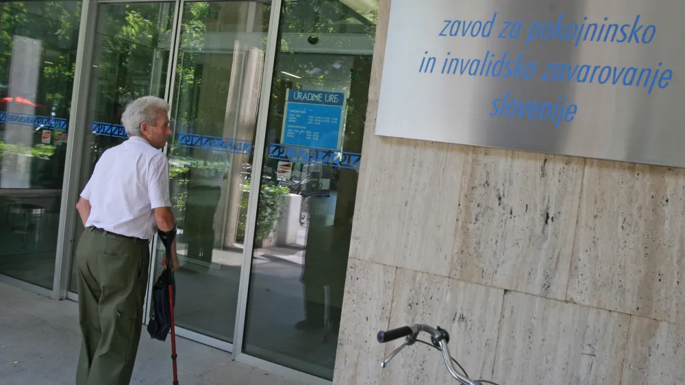 - Ilustrativna fotografija,starej&scaron;i občani, upokojenci, pokojnina, pokojninska reforma- ZPIZ (Zavod za pokojninsko in invalidsko zavarovanje Slovenije)//FOTO: Luka CjuhaOPOMBA: ZA OBJAVO V ČASOPISU DNEVNIK