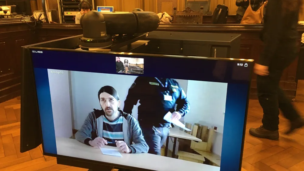 Niku Starihi ni bilo prav nič všeč, ker ga niso pripeljali na sodišče, pač pa je bil iz koprskega zapora z Ljubljano povezan prek videokonferenčne povezave. 