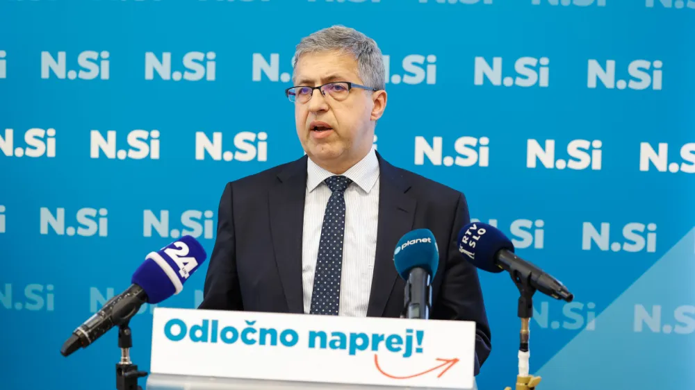 Ljubljana, DZ.<br>Novinarska konferenca stranke NSi na kateri so predstavil razloge za sklic nujne seje komisije DZ za nadzor javnih financ z obravnavo suma netransparentnosti in korupcijskih tveganj pri postopku oddaje javnega narocila za odstranitev zacasnih tehnicnih ovir na meji s Hrvasko.<br>Poslanec NSi Janez Zakelj.