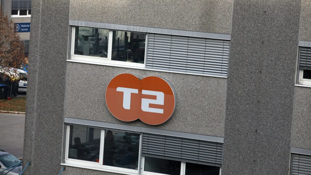 - Poslovni center T-2, d.o.o. telekomunikacijska družba - poslovalnica v Ljubljani, stavba T2 //FOTO: Luka Cjuha
