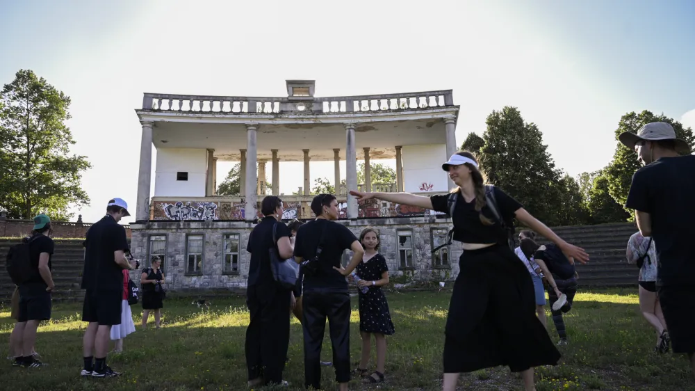 Restavratorski center je analiziral stanje Plečnikovega stadiona in ugotovil, da je dobro ohranjenega 53 odstotkov. A opozoril je, da se zaradi načetosti materialov in pomanjkljivega vzdrževanja njegovo stanje hitro slab&scaron;a. Foto:&nbsp;Nik Erik Neubauer