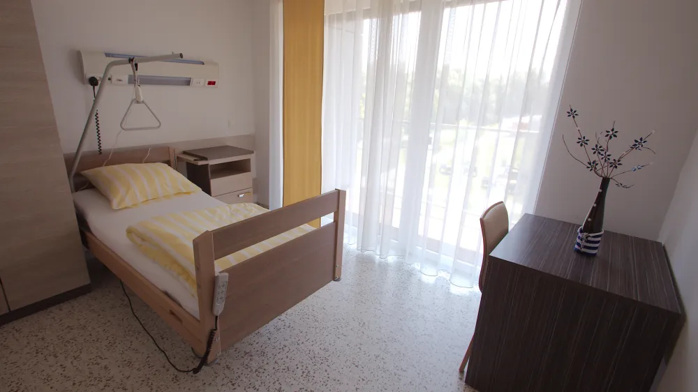 Vsaka nova postelja za osebe z omejenim gibanjem je izredno dragocena, a ključno je re&scaron;evanje kadrovske stiske.