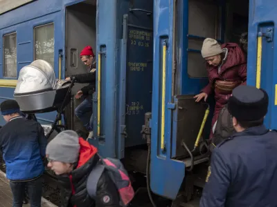 Za ukrajinske begunce se bo 4. marca status začasne zaščite podaljšal še za leto dni. (Fotografija z začetka vojne prikazuje prihod beguncev v ukrajinski Lvov.) Foto: Jaka Gasar 