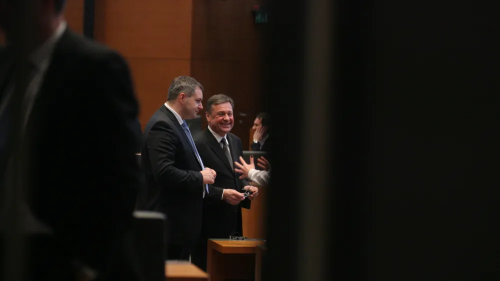 poslanec Sd Dejan Židan in predsednik Pozitivne Slovenije (PS) in kandidat za mandatarja Zoran Jankovič<br><br><br>- 2. izredna seja DZ 2012, - glasovanje o predlogu predsednika države Danila T&uuml;rka, naj za mandatarja za sestavo vlade imenuje predsednika Pozitivne Slovenije Zorana Jankoviča, kateri ni dobil potrebne večine glasov in tako ni bil izvoljen za mandatarja.<br><br><br>//FOTO: Luka Cjuha