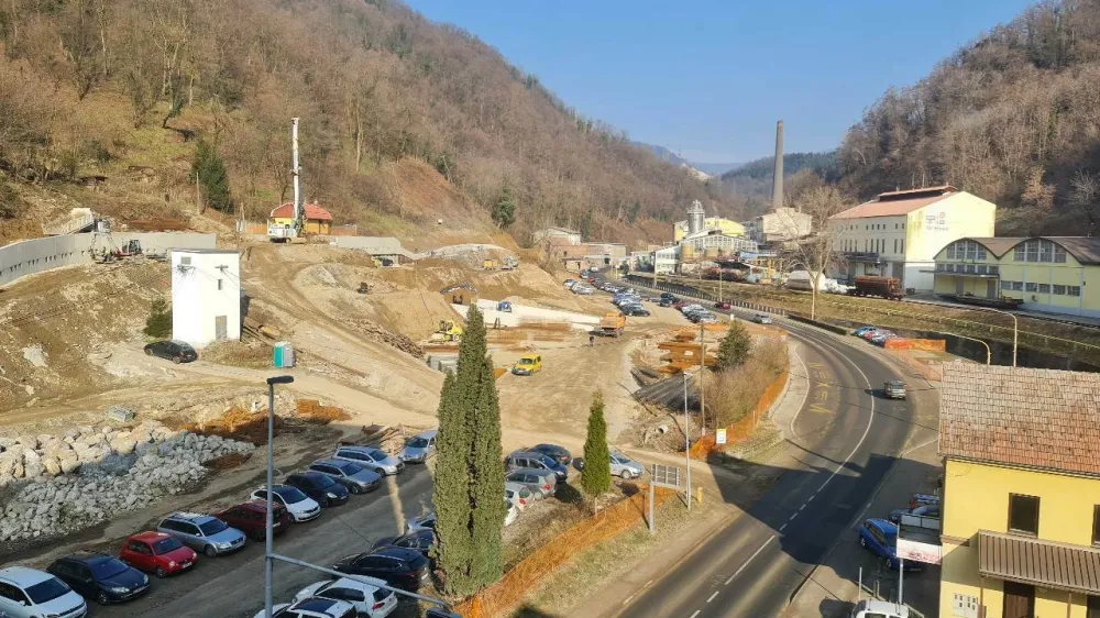 Kmalu bodo v Hrastniku, tik ob državni cesti, porušili še zadnji objekt, prodajalno kemičnih izdelkov.
