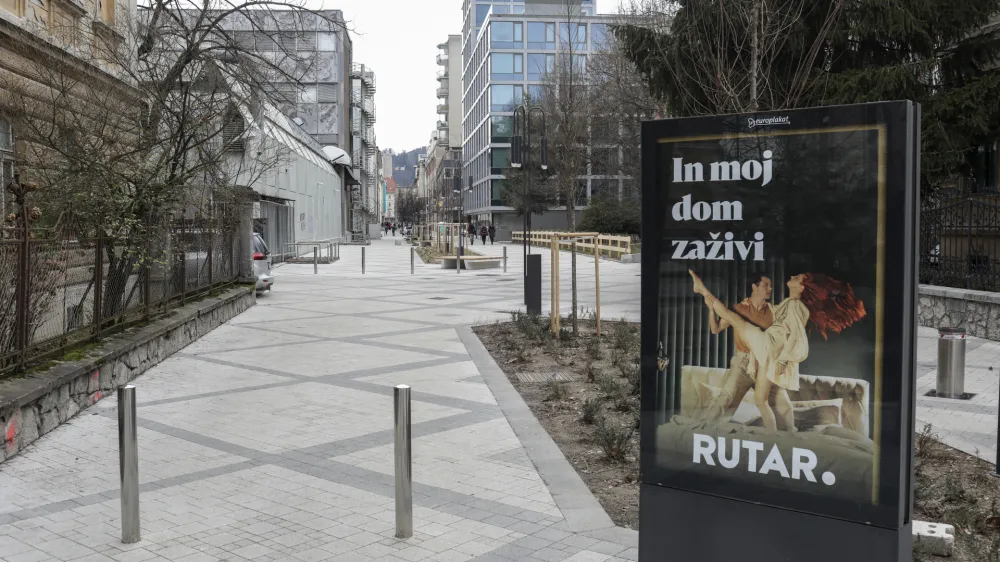 Mestna občina Ljubljana je del Čufarjeve ulice med Miklošičevo in Resljevo cesto s celovito prenovo na novo tlakovala, namestila nove klopi in pitnik ter na novo uredila male svetlobne vitrine za oglaševanje.