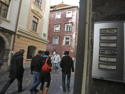 domofon<br><br><br>- Stara Ljubljana - stanovanja - ponudba nepremičnin v Ljubljani - //FOTO: Bojan Velikonja