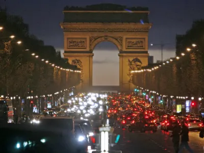 - elizejske poljane in slavolok zmage,- FRANCIJA - Pariz - pridružitev EU: ustanovna članica - članica zveze NATO od 1949- Površina 547.030 km2- Prebivalstvo 62,9 milijona (2002) (Francozi 91%, Bretonci, Alzačani, Lorenci, Katalonci, Italijani) - Valuta evro (EUR) - Dnevnik z avtodomom po Evropi 2008 - Evropska mesta– 50 let Evropske unije - 27 držav članic EU - Evropska unija - //FOTO: Bojan VelikonjaOPOMBA: ZA OBJAVO V ČASOPISU DNEVNIK