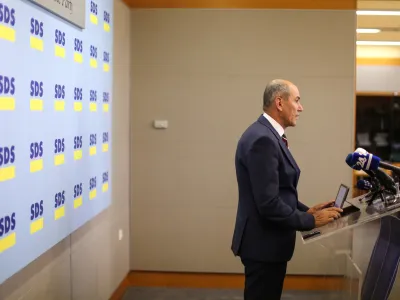 ﻿vodja opozicijske SDS Janez Janša<br><br><br><br>- 27.09.2016 - poslanci SDS vložili interpelacijo o delu vlade Mira Cerarja s katero so po besedah prvaka SDS Janeza Janše zahtevali razpravo o delu šibke vlade brez hrbtenice - interpelacija <br><br><br><br><br><br><br>//FOTO: Bojan Velikonja