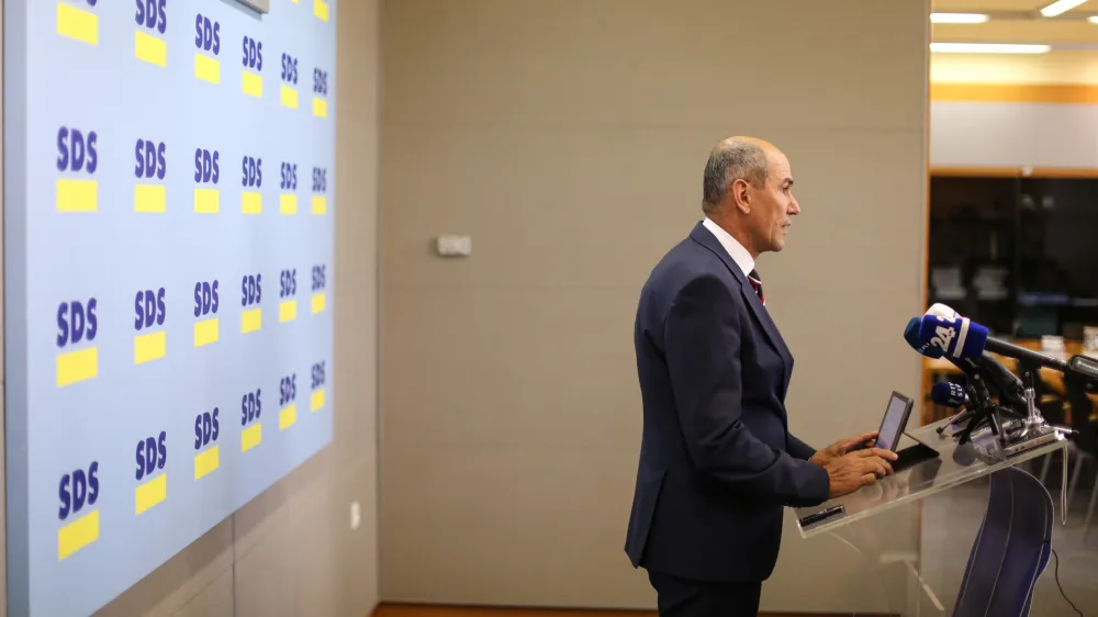 ﻿vodja opozicijske SDS Janez Janša<br><br><br><br>- 27.09.2016 - poslanci SDS vložili interpelacijo o delu vlade Mira Cerarja s katero so po besedah prvaka SDS Janeza Janše zahtevali razpravo o delu šibke vlade brez hrbtenice - interpelacija <br><br><br><br><br><br><br>//FOTO: Bojan Velikonja