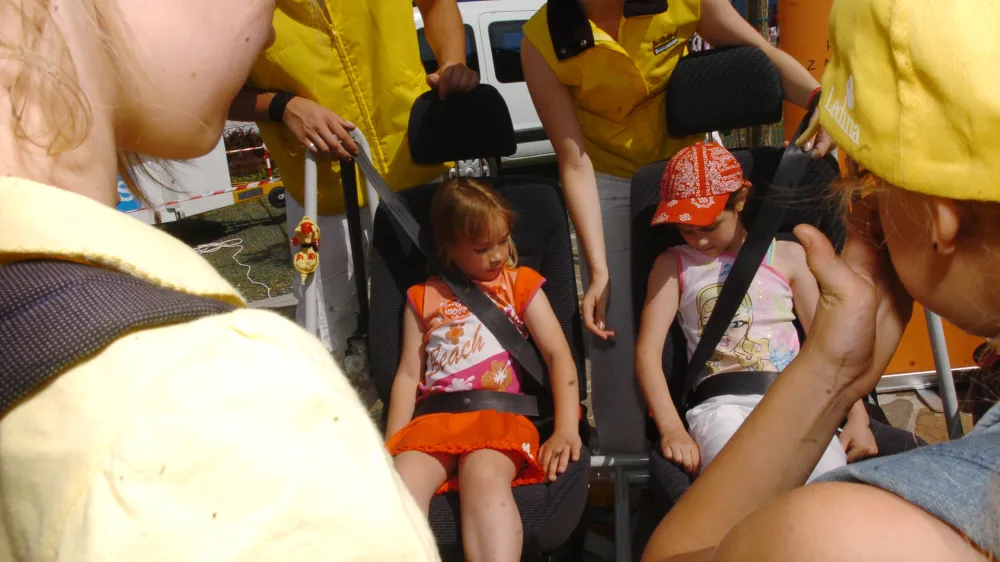 - prikaz pravilne uporabe otro&scaron;kih sedežev in varnostnega pasu, otrok - varnostni pas,<br><br><br><br>- Mednarodni projekt EUCHIRES &ndash; - namen akcije: spodbujanje pravilne uporabe otro&scaron;kih varnostnih sedežev ter varnostnih pasov med vožnjo v avtomobilu- nosilec projekta: Svet za preventivo in vzgojo v cestnem prometu Republike, //FOTO: Matej Pov&scaron;eOPOMBA: ZA OBJAVO V ČASOPISU DNEVNIK