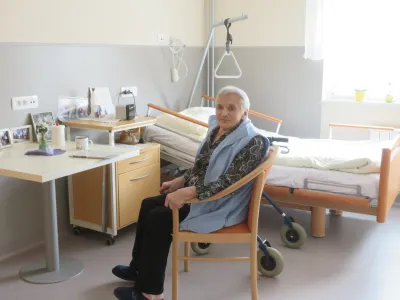 93-letna Marija Peteh iz Adlešičev se zelo dobro počuti v svoji novi sobi z lastno kopalnico, čeprav skromno pravi, da je bilo lepo že prej.