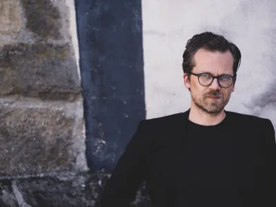 Pianist in komponist Sa&scaron;o Vollmaier pravi, da bo &scaron;lo pri njegovem novem projektu Kako razložiti Ligetija mrtvemu občinstvu za neke vrste osebni, intimni performans, ki bo napeljeval na razmisleke o temi, ti&scaron;ini, hrupu, presenečenju in odmaknjenosti. Foto: Nika H&ouml;lcl Praper