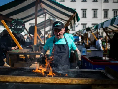 ﻿Žiga Födransperg - Fedr, lastnik Lepe žoge, lokala Majmun in pizzerie Dobra vila- 22.03.2019 - 7. Odprta kuhna 2019 - kulinarični projekt na prostem, ki združuje več deset najboljših gostinskih ponudnikov iz cele Slovenije. Pogačarjev trg, kulinarika - gastronomija - kulinarične specialitete, kulinarična tržnica – ulična prehrana  //FOTO: Bojan Velikonja