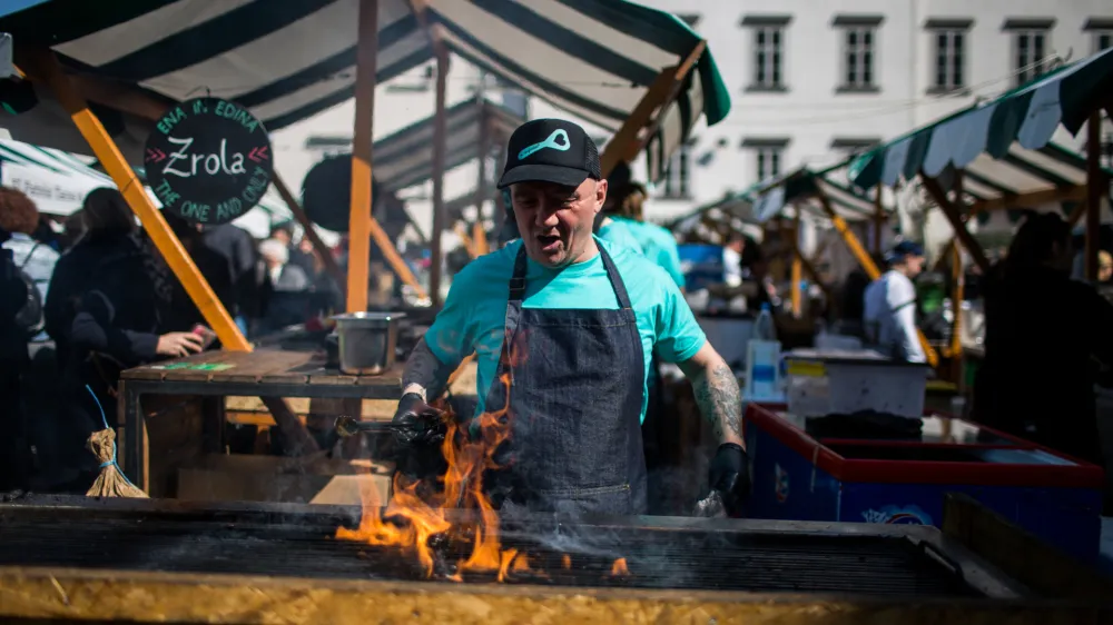 ﻿Žiga Födransperg - Fedr, lastnik Lepe žoge, lokala Majmun in pizzerie Dobra vila- 22.03.2019 - 7. Odprta kuhna 2019 - kulinarični projekt na prostem, ki združuje več deset najboljših gostinskih ponudnikov iz cele Slovenije. Pogačarjev trg, kulinarika - gastronomija - kulinarične specialitete, kulinarična tržnica – ulična prehrana  //FOTO: Bojan Velikonja