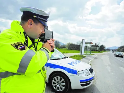 ﻿Policijska kontrola, Log pri brezovici, meritev hitrosti, radar.Foto Luka CjuhaZA OBJAVO V ČASOPISU DNEVNIK