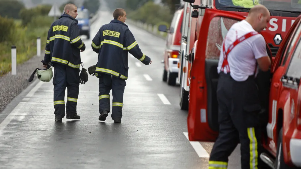 ilustrativna fotografija - gasilci - re&scaron;evalci - prizori&scaron;če balonarske nesreče ob Ižanski cesti- balonarska nesreča pri naselju Matena v Občini Ig - zaradi nevihte strmoglavil balon v katerem je bilo 32 potnikov - pri padcu iz gorečega balona umrle &scaron;tiri osebe - po&scaron;kodovanih naj bi bilo najmanj 21 ljudi od tega jih je bilo &scaron;est huje opečenih - //FOTO: Bojan Velikonja