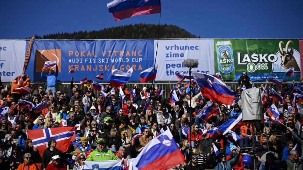 Številne slovenske zastave so najbolj plapolale, ko sta bila na progi Žan Kranjec in Štefan Hadalin.