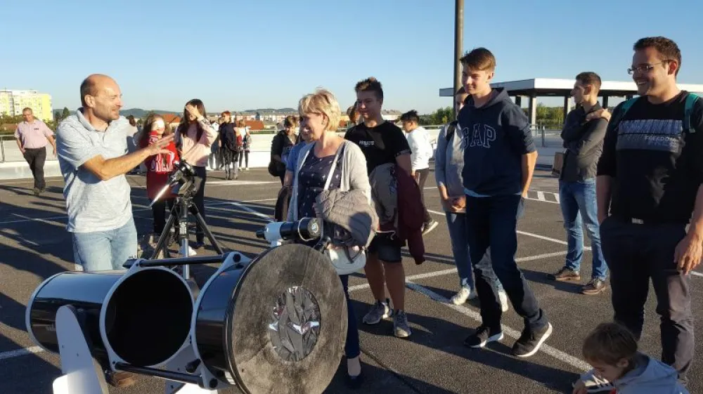  Igor Žiberna na javnem opazovanju Sonca v Mariboru. Foto: Astronomsko društvo Orion