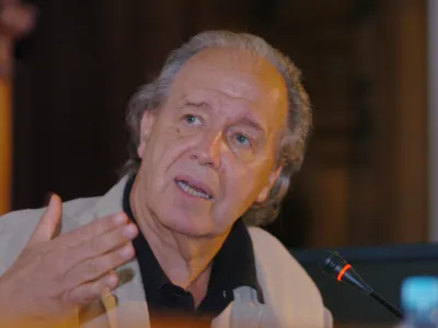 arhitekt prof. Boris Podrecca, <br><br>-   zasnoval projekt Šumi Ljubljana - poslovno-stanovanjski kompleks z multikinom <br>  <br>-   svoje zamisli uresničuje v ateljejih na Dunaju, v Stuttgartu in Benetkah,<br>- od leta 1982 je gostujoči profesor v Lozani, Parizu, Benetkah, Philadelphii, Londonu, na Dunaju in v Bostonu na Univerzi Harvard, <br>- od leta 1988 redni profesor na stuttgartski univerzi. Direktor Inštituta za prostorsko oblikovanje in načrtovanje. <br>- leta 1992 prejel nagrado Jožeta Plečnika,<br>- leta 1997 častni znak za zasluge zvezne dežele Dunaj<br>- leta 2005 postal častni doktor Univerze Maribor<br>,// FOTO: Luka CjuhaOPOMBA: ZA OBJAVO V ČASOPISU DNEVNIK