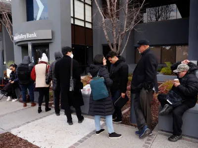 Stranke čakajo pred sedežem SVB v Kaliforniji.