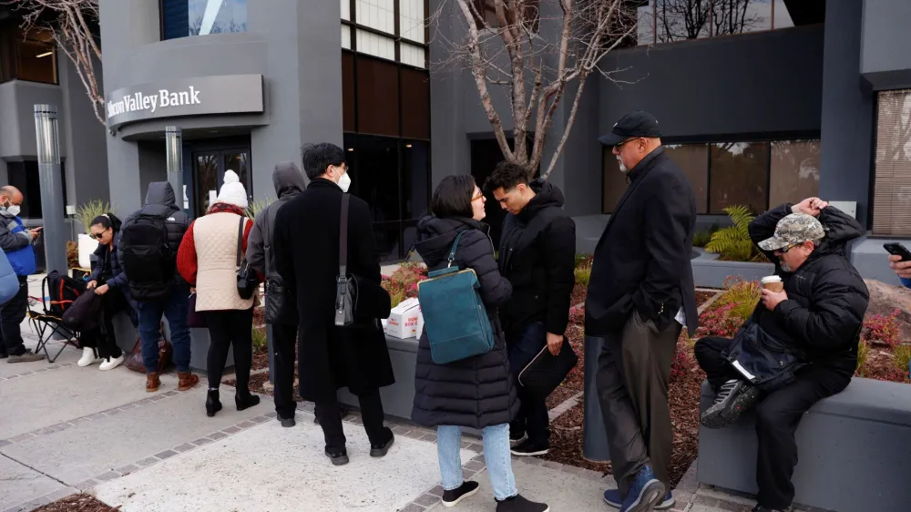 Stranke čakajo pred sedežem SVB v Kaliforniji.