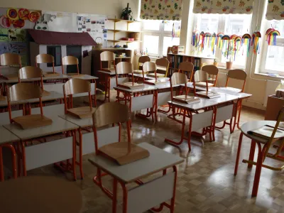 - šolstvo - Osnovna šola Trnovo - razred - ni pouka<br><br><br>- Splošna stavka dela javnega sektorja 2012 zaradi varčevalnih ukrepov vlade - sodelovalo med 80.000 in 90.000 javnih uslužbencev v dejavnostih šolstva, vzgoje, zdravstva, socialnega varstva, policije in veterine. protest-javni uslužbenci //FOTO: Jaka Gasar