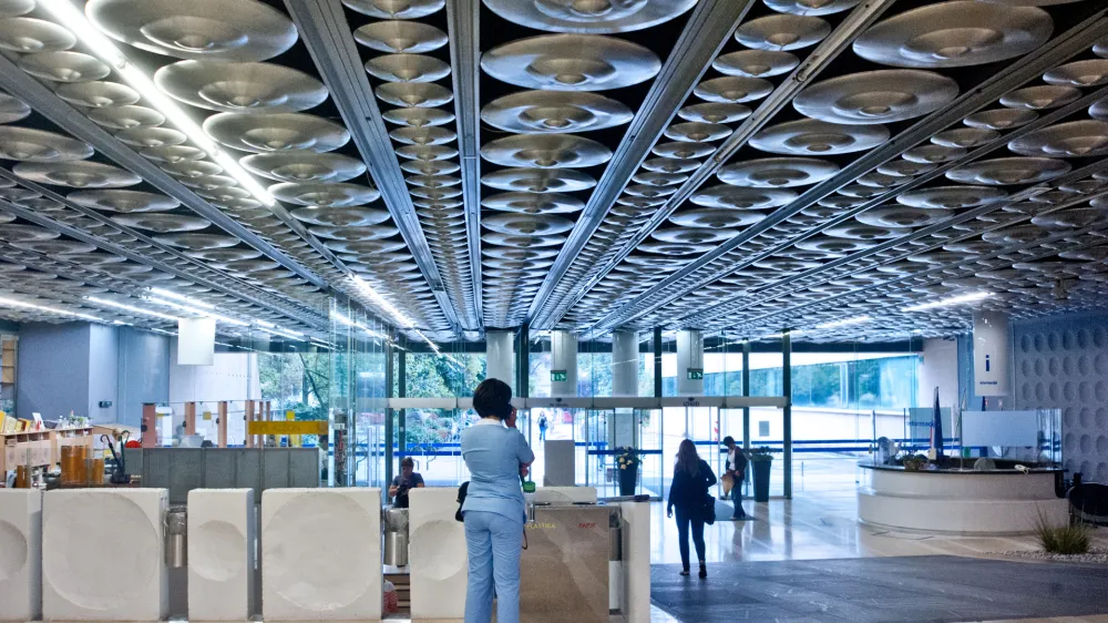 - simbolična fotografija - zdravstvo - medicinske sestre<br><br><br>UKC univerzitetni klinični center Ljubljana, zdravstvo,zdravstveni sistem,medicina,medicinska sestra, stavba - avla//FOTO: Tomaž Zajel&scaron;nik