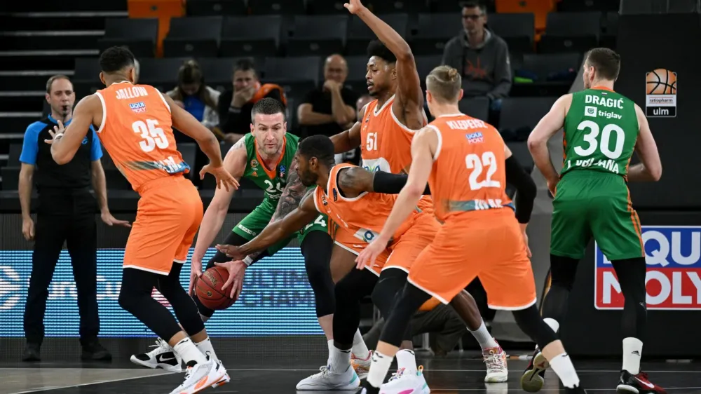 Ko&scaron;arkarji Cedevite Olimpije (v zelenem Alen Omić) so v Ulmu zabeležili 13. poraz v leto&scaron;nji sezoni evropskega pokala. Foto: Ratiopharm Ulm