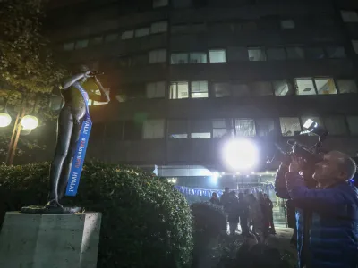 RTV Slovenija kip deček s piščalko- 27.11.2022 – Referendumi 2022 – glasovanje o treh zakonodajnih referendumih, in sicer o noveli Zakona o vladi, noveli Zakona o dolgotrajni oskrbi in noveli Zakona o Radioteleviziji Slovenija - Pregled leta 2022 //FOTO: Luka Cjuha