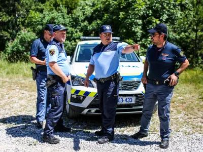 ﻿- slovensko-italijanska policijska patrulja – policija - 01.07.2019 – Sežana - nekdanji mejni prehod Lipica - Slovensko-italijansko mejo začeli nadzorovati mešane slovensko-italijanske policijske patrulje s ciljem zaustaviti nezakonite prehode meja //FOTO: Bojan Velikonja