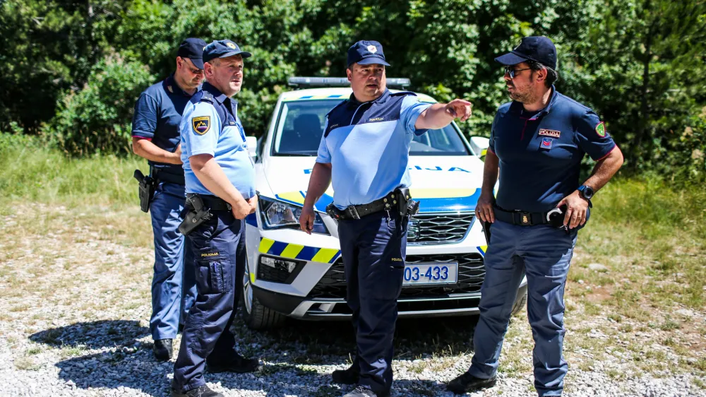 ﻿- slovensko-italijanska policijska patrulja – policija - 01.07.2019 – Sežana - nekdanji mejni prehod Lipica - Slovensko-italijansko mejo začeli nadzorovati mešane slovensko-italijanske policijske patrulje s ciljem zaustaviti nezakonite prehode meja //FOTO: Bojan Velikonja