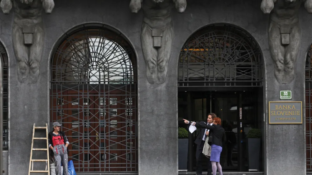 Banka Slovenije, Slovenska cesta, delavec - slikopleskar - obrtnik- simbolična fotografija - bančni&scaron;tvo -, stavba//FOTO: Luka Cjuha