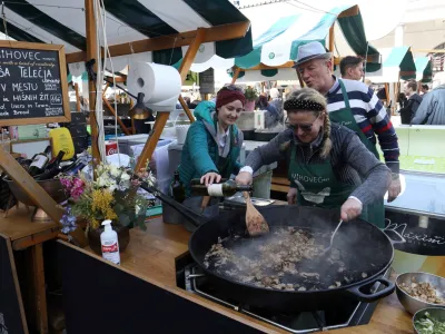 Gostilna Mihovec<br><br>- 17.03.2023 - otvoritev nove sezone Odprta kuhna v Ljubljani, Pogačarjev trg - kulinarični projekt na prostem, ki združuje gostinsko ponudbo iz cele Slovenije - kulinarika - gastronomija - gurmanska kulinarična tržnica – ulična prehrana -<br><br>//FOTO: Tomaž Skale<br>