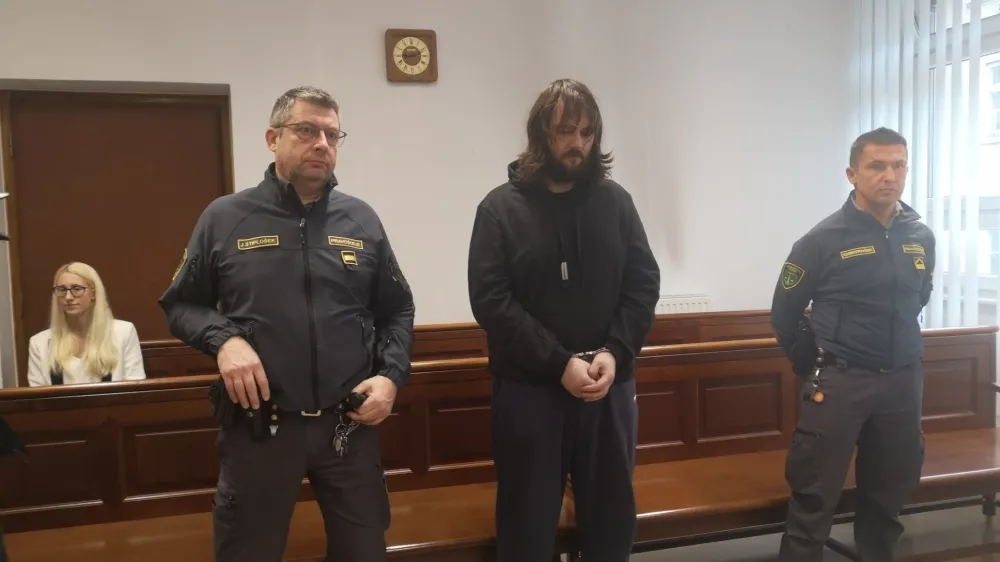 FOTO: Sebastien Abramov je doslej kazenske obravnave spremljal molče in brez pripomb, večkrat je sodno dvorano tudi predčasno zapustil, včeraj pa mu sodnica tega ni dovolila. Foto Mojca Marot