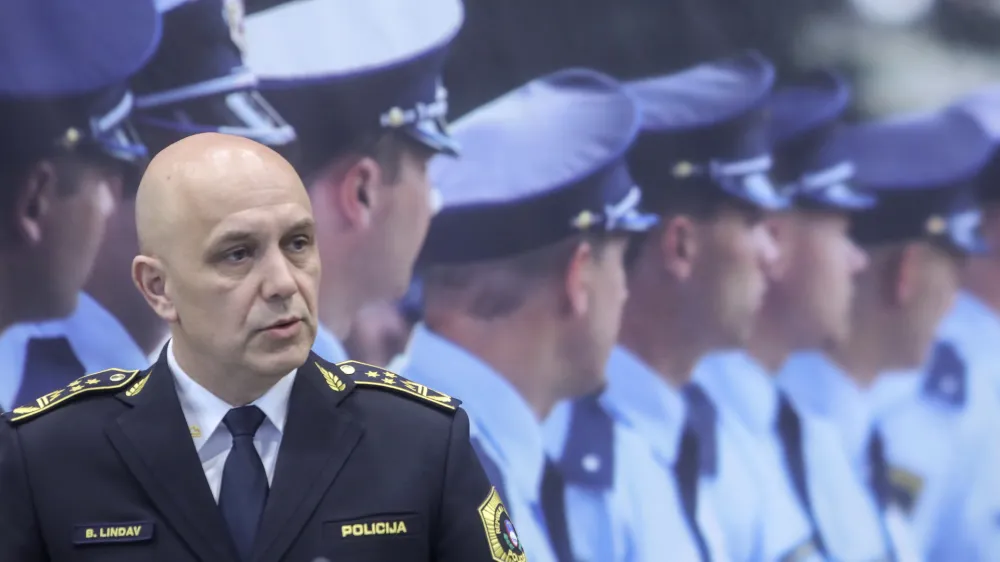 Policija je nezaželene vodilne policiste v času Janševe vlade pošiljala v Tacen, pod Golobom pa jih razseljuje po državi. Boštjan Lindav je bil pod Janšo v Tacnu, pod Golobom pa bo služboval v Škofji Loki.