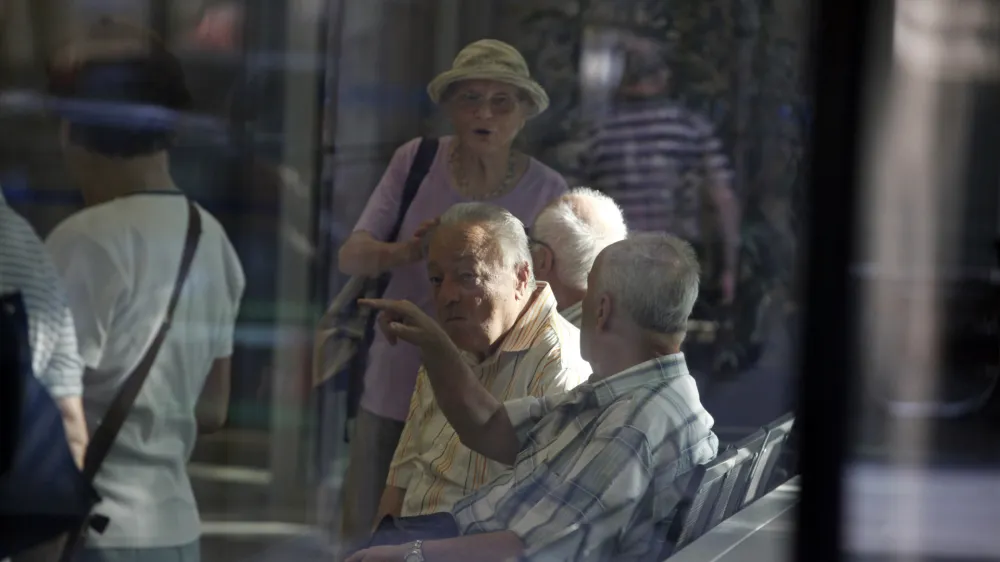- Ilustrativna fotografija,starej&scaron;i občani, upokojenci, pokojnina, pokojninska reforma- ZPIZ (Zavod za pokojninsko in invalidsko zavarovanje Slovenije)//FOTO: Luka CjuhaOPOMBA: ZA OBJAVO V ČASOPISU DNEVNIK