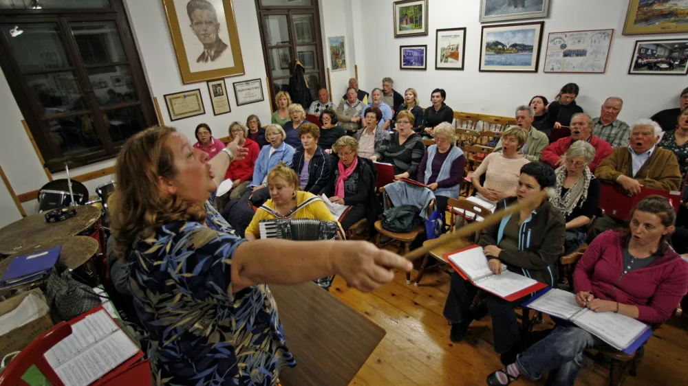 Med vajami na Padričah je nad pevci bedel Pinko Tomažič, narodni heroj, po katerem je zbor poimenovan.