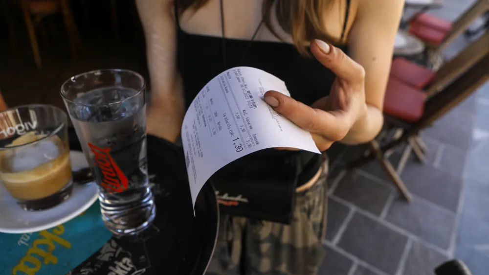 - 06.07.2022 &ndash; tiskani račun - zakon o davku na dodano vrednost ukinil obvezno izdajo tiskanih računov  //FOTO: Luka Cjuha