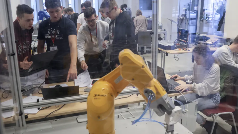 - 31.03.2022 - Fakulteta za elektrotehniko Univerze v Ljubljani - dnevi robotike - robotski izziv DIR 2022 Hekaton: Novartisov izziv - re&scaron;evali aktualen problem iz farmacije, povezan s predpripravo farmacevtskih vzorcev za analizo - Laboratorij za robotiko - robotikaFoto: Jaka Gasar