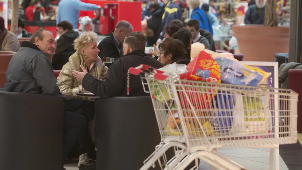 - nakupovlni center BTC City Park v Ljubljani - nakupovanje kot način preživljanja prostega časa - //FOTO: Jaka AdamičOPOMBA: ZA OBJAVO V PRILOGI – DNEVNIKOV OBJEKTIV - REPORTAŽA 2011