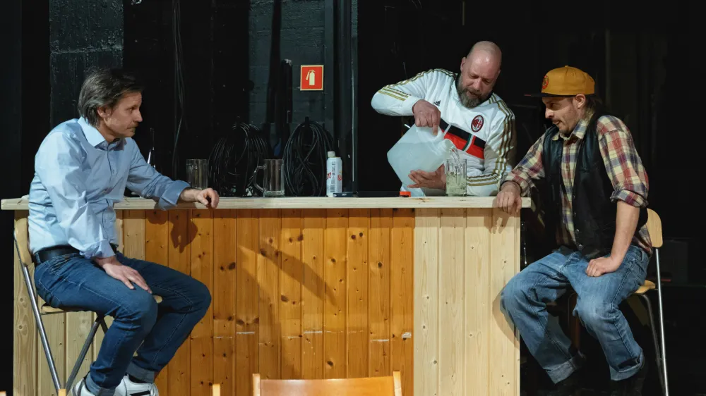 Prešernovo gledališče Kranj: <br>Milan Ramšak Marković <br>DEŽEVEN DAN V GURLITSCHU <br>Režiser Sebastijan Horvat