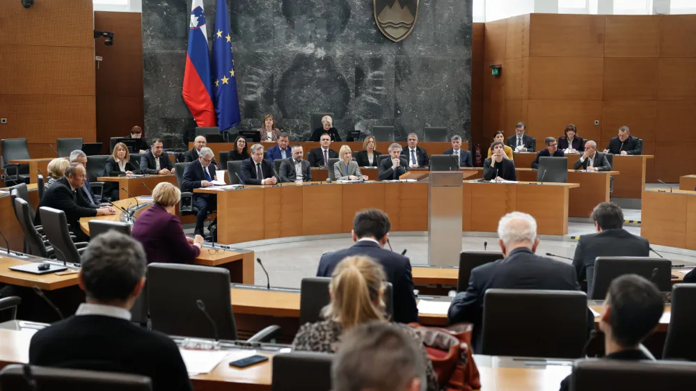 Ljubljana, DZ.<br>Zacetek redne seje DZ s poslanskimi vprasanji predsedniku vlade Robertu Golobu in ministrski ekipi.