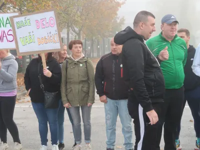 Celje, skladisce Tusa<br>Okrog 100 zaposlenih v Tusu je danes na protestnem shodu zahtevalo visje place in ureditev delovnih razmer.